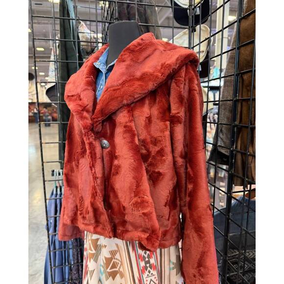 NEW SILVERADO women's mesa sunset faux fur jacket in red - Picture 2 of 2